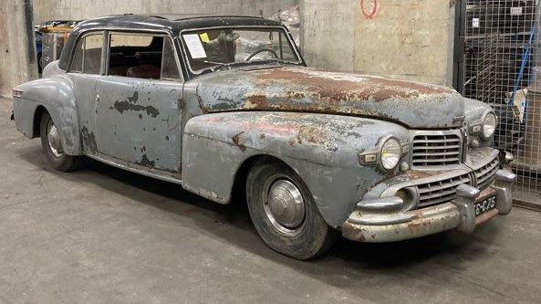 Lincoln Continental V12 1947 abandonnée avec carrosserie rouillée dans un garage