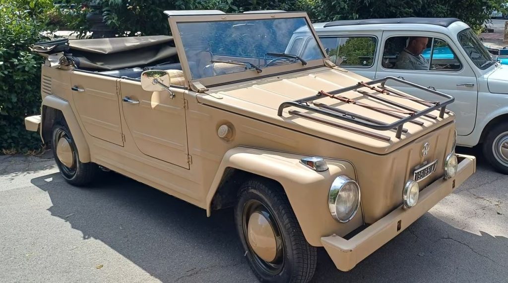 Volkswagen 181 cabriolet beige de 1970 exposé lors d’un rassemblement de voitures anciennes