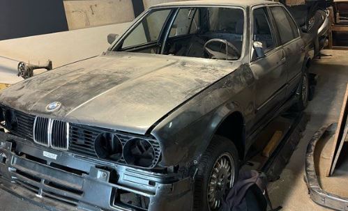 BMW 323i E30 de 1985 poussiéreuse stockée dans un garage depuis longtemps