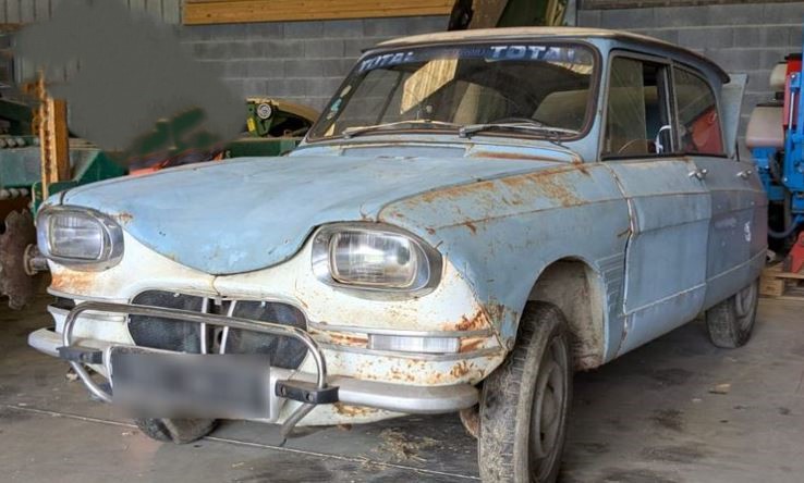 Citroën Ami 6 berline 1961 abandonnée dans une grange après des années d’arrêt