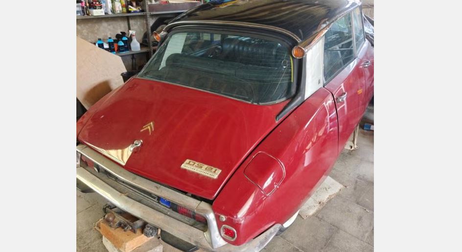 Citroën DS21 IE de 1969 rouge et noire oubliée dans un garage français