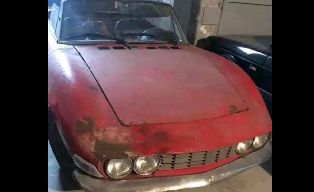 Fiat Dino 2000 Cabriolet rouge nécessitant une importante restauration de carrosserie