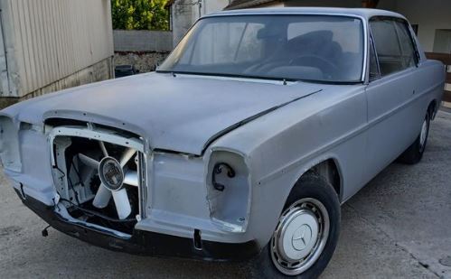 Mercedes 280 CE 1972 en cours de restauration avec face avant démontée