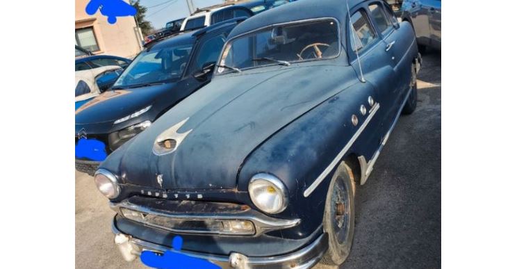 Ford Vedette 1954 noire poussiéreuse retrouvée sur un parking