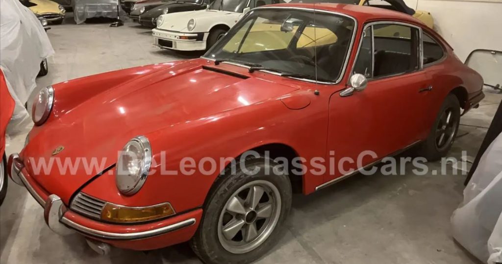 Porsche 912 rouge de 1965 stockée dans un garage avec anciennes Porsche