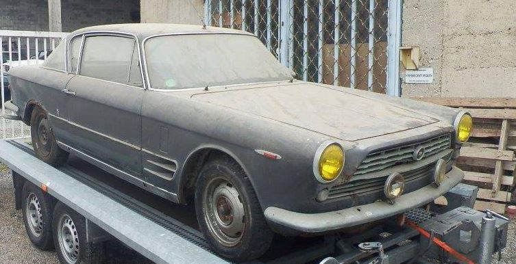 Fiat 2300 S 1967 poussiéreuse retrouvée sur remorque pour sortie de grange