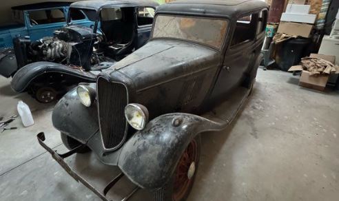 Ford Y 1934 noire retrouvée dans un garage ancien encombré