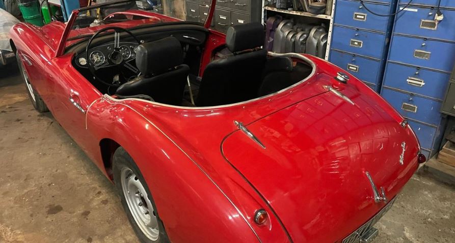 Austin Healey 100/6 rouge de 1957 retrouvée dans un garage