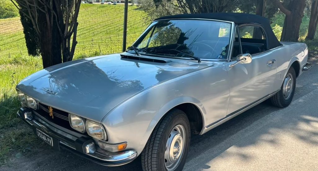Peugeot 504 cabriolet de 1970 stationnée au bord d’une route