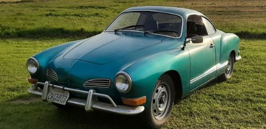 Volkswagen Karmann Ghia de 1971 dans une sortie de grange automobile