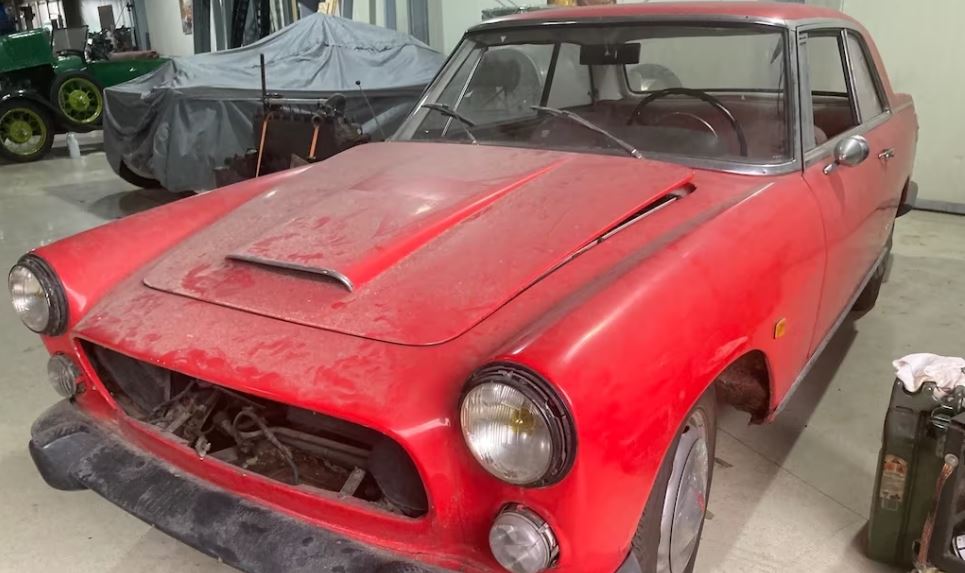 Lancia Flaminia Coupé Pininfarina rouge oubliée dans un garage ancien