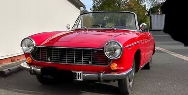 Fiat 1500 Spider rouge de 1966 vue de face avant restauration
