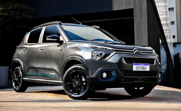 Citroën C3 You électrique grise reposant sur une plateforme Stellantis
