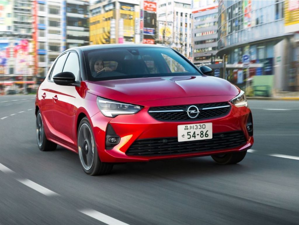 Opel Corsa rouge circulant en ville sous l’ère Stellantis