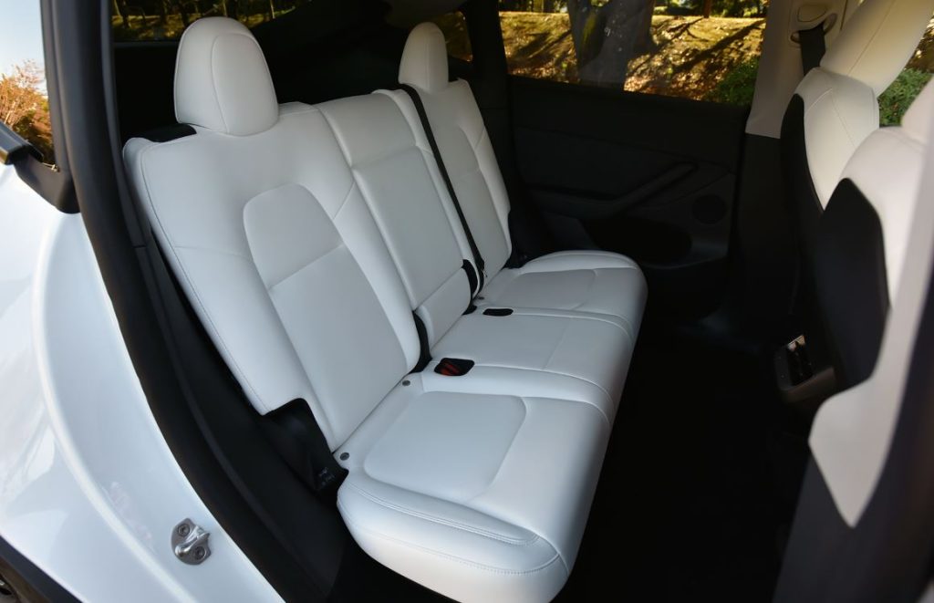 Banquette arrière Tesla Model Y avec espace aux jambes et sièges blancs