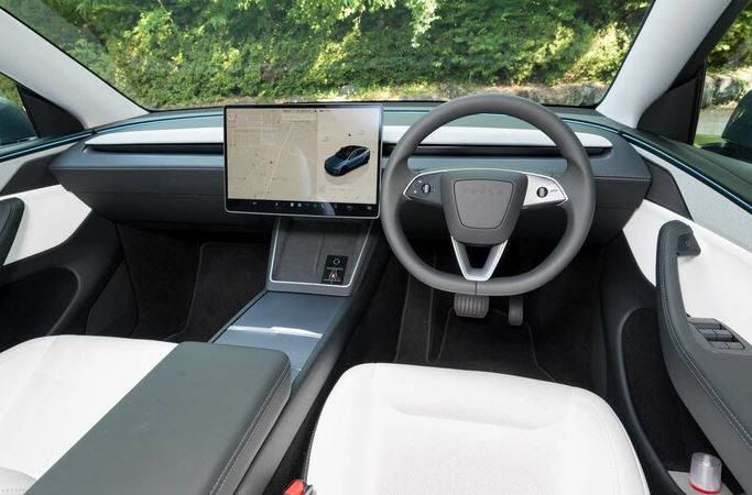 Intérieur Tesla Model Y avec grand écran central et planche de bord minimaliste