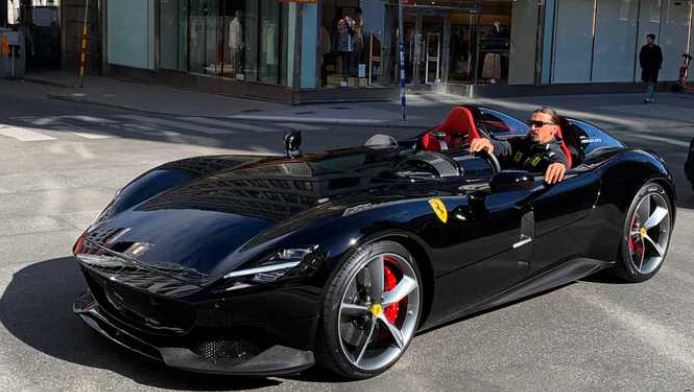 Zlatan Ibrahimović au volant d’une Ferrari Monza SP2 noire