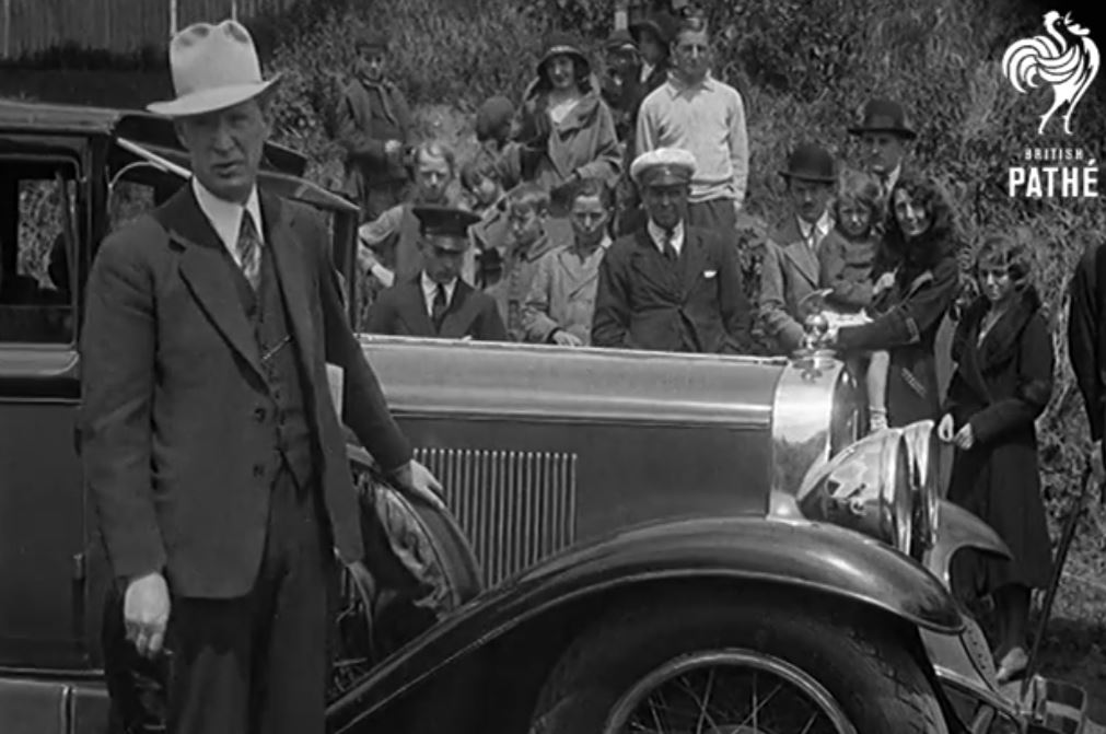 Garde du corps d’Al Capone devant une grande Cadillac américaine en 1933