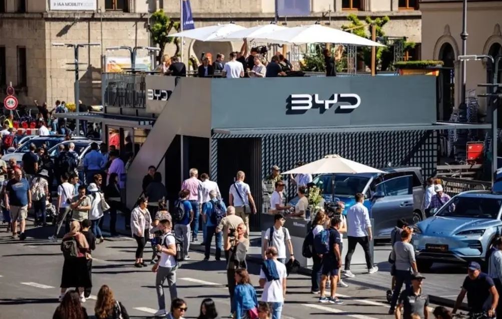 Stand BYD et voitures électriques chinoises lors d’un salon automobile européen
