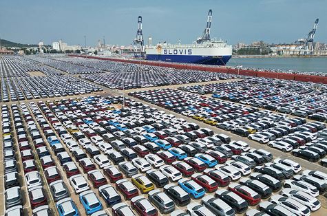 Milliers de voitures électriques stockées dans un port saturé