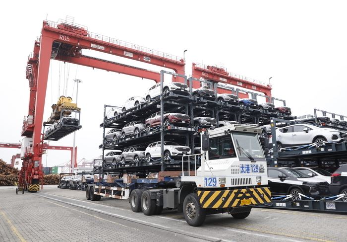 Déchargement de voitures électriques chinoises dans un terminal portuaire