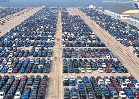 Immense zone portuaire remplie de voitures exportées en attente de départ