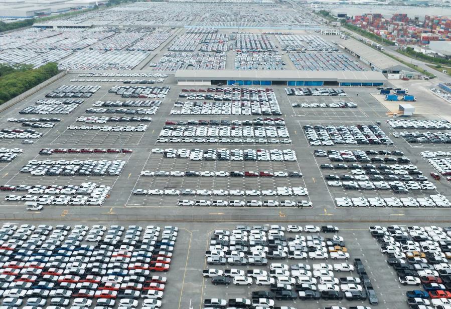 Parking géant de stockage pour voitures électriques chinoises en attente