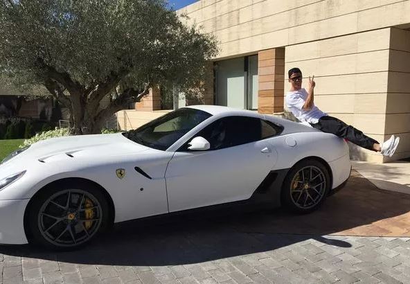 Cristiano Ronaldo devant sa Ferrari 599 GTO blanche devant sa villa