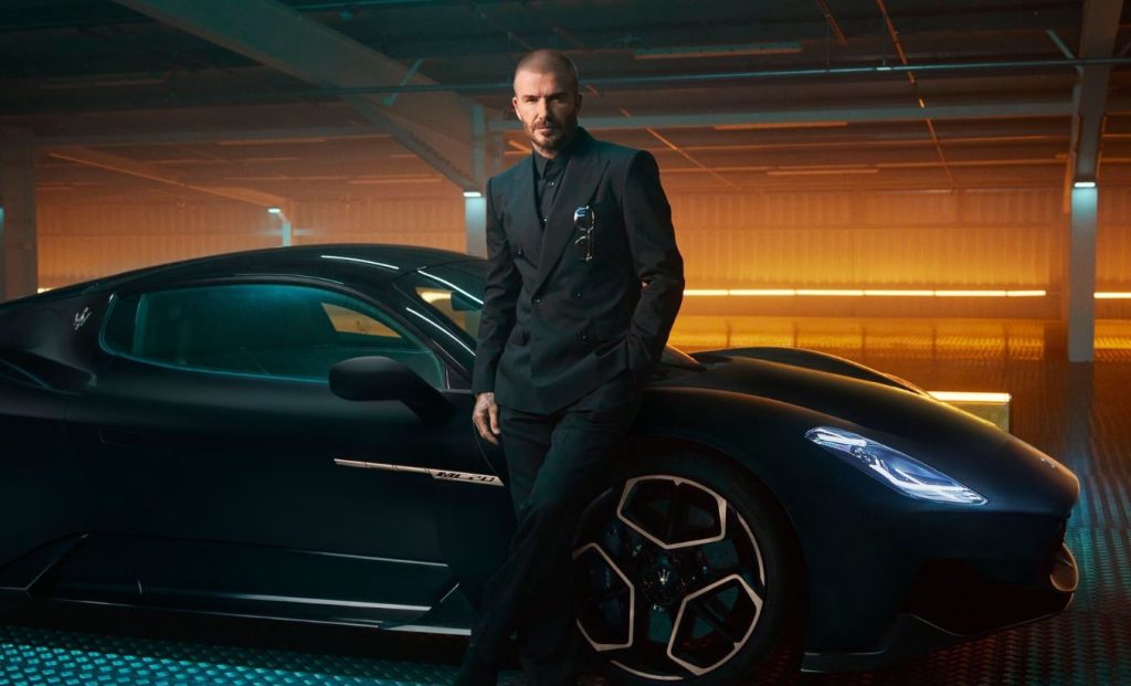 David Beckham posant devant une Maserati MC20 noire
