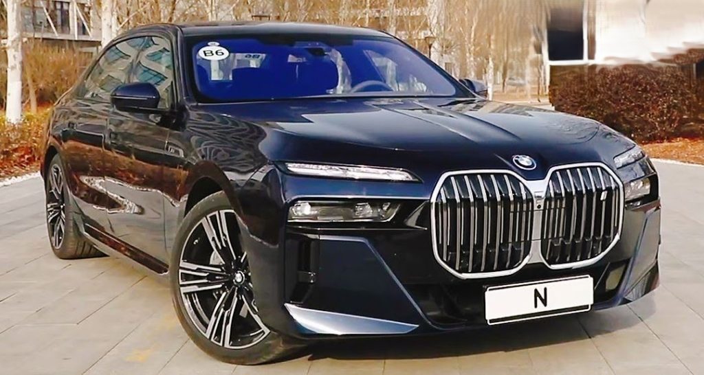 BMW i7 noire associée à Kylian Mbappé, offerte par le Real Madrid