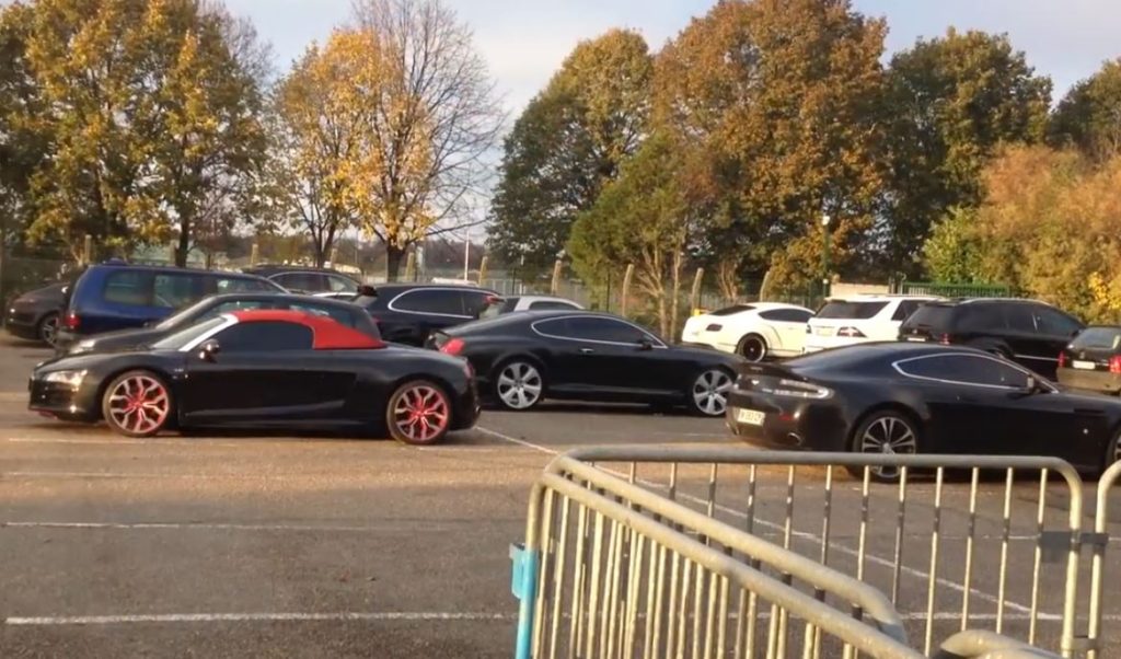 Parking des joueurs du PSG avec Audi R8, Bentley et Aston Martin