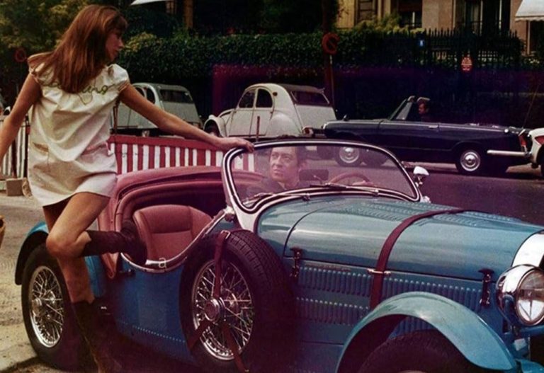 Serge Gainsbourg et Jane Birkin devant une Excalibur dans le film Slogan