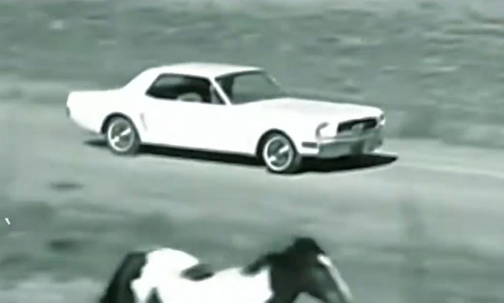 Ford Mustang blanche dans le clip Mustang de Serge Gainsbourg