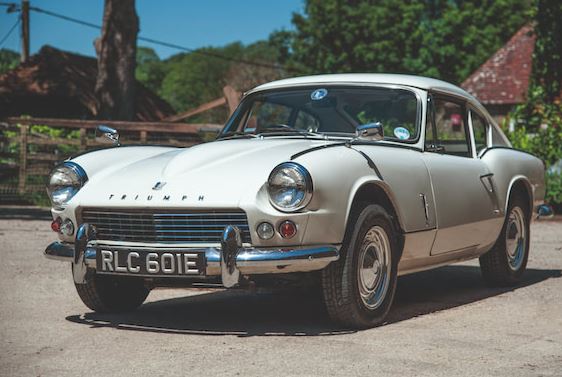 Triumph GT6 blanche similaire à celle utilisée par Jane Birkin et Serge Gainsbourg en Angleterre