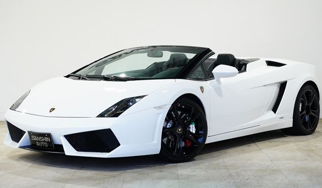 Lamborghini Gallardo Spyder blanche dans le garage de Kanye West