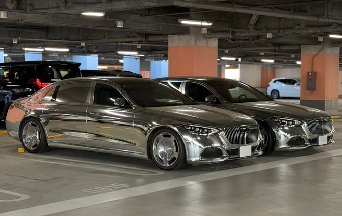 Mercedes-Maybach chromées stationnées dans un parking souterrain de luxe