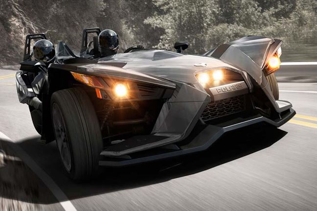 Polaris Slingshot noir trois roues en conduite sur route américaine