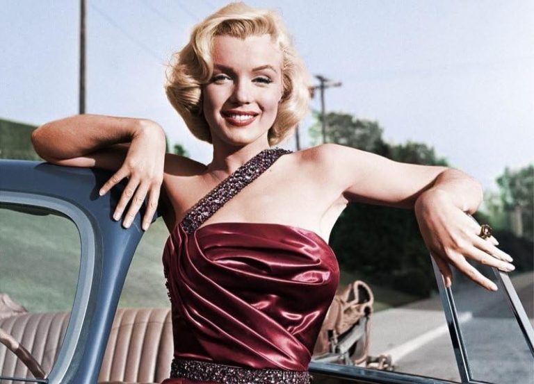 Marilyn Monroe posant près d’une voiture dans How to Marry a Millionaire
