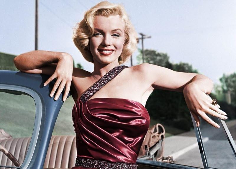 Marilyn Monroe posant près d’une voiture dans How to Marry a Millionaire