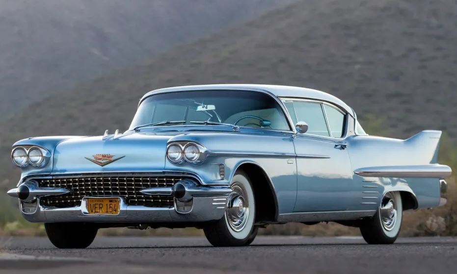 Cadillac DeVille 1958 bleue vue avant sur route désertique