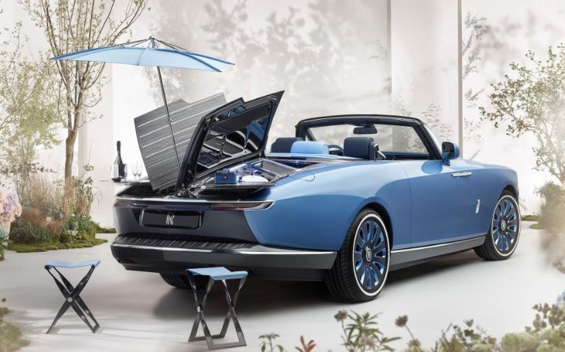 Rolls-Royce Boat Tail bleue de luxe avec ouverture arrière façon yacht