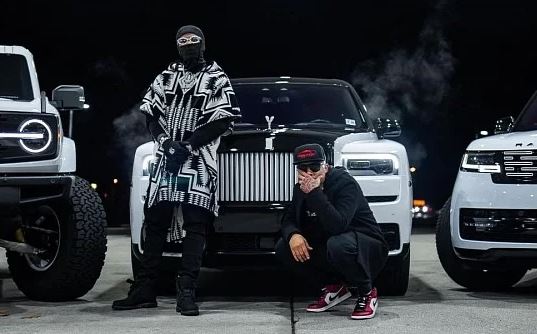 Rappeurs devant des SUV de luxe Rolls-Royce, Range Rover et Mercedes Classe G