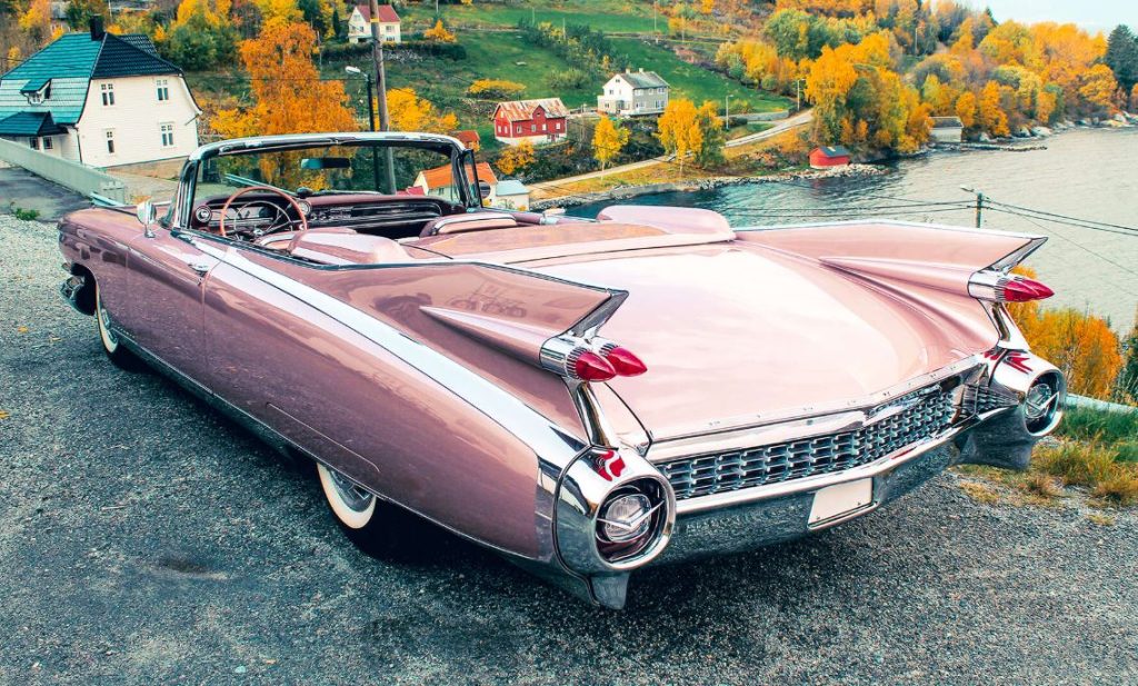 Cadillac Eldorado Biarritz rose cabriolet des années 1950 vue arrière