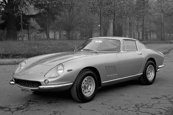 Ferrari 275 GTB grise des années 1960 photographiée en noir et blanc