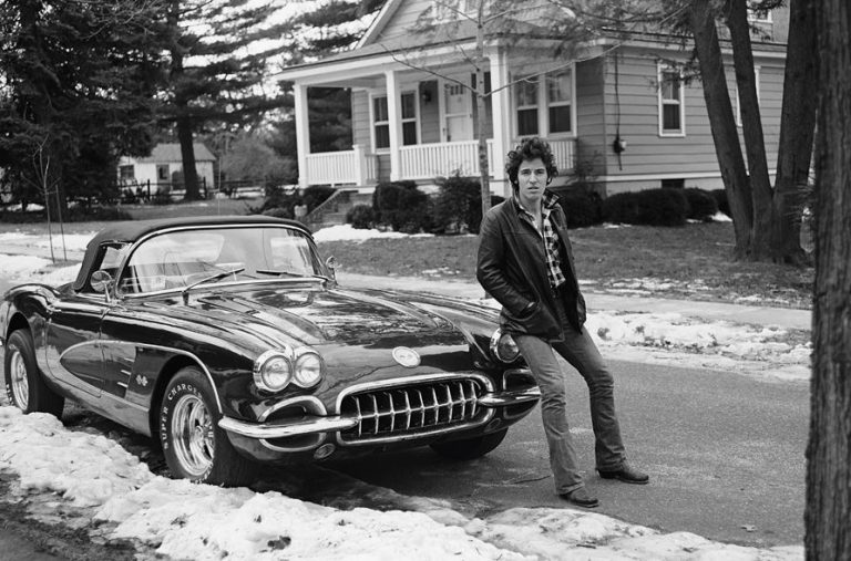 Bruce Springsteen posant devant une Chevrolet Corvette classique américaine