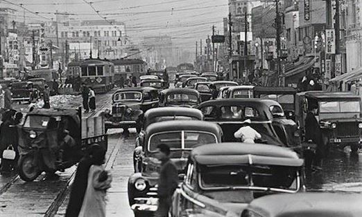 Circulation automobile à Tokyo dans les années 1950 avec premières voitures japonaises