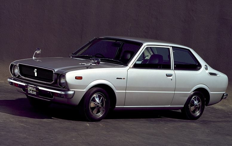 Toyota Corolla des années 1970 vue de profil avant en studio