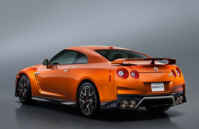 Nissan GT-R R35 orange vue arrière trois quarts