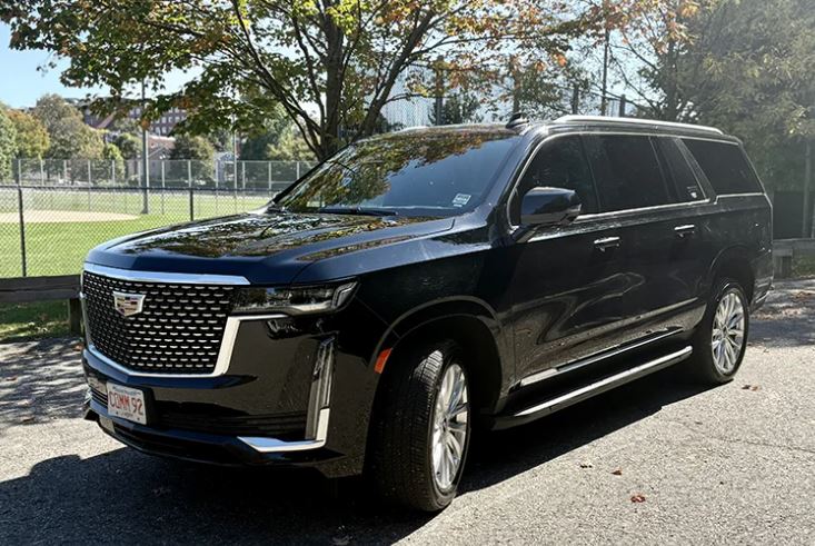 Cadillac Escalade noir vue trois quarts avant stationné en extérieur