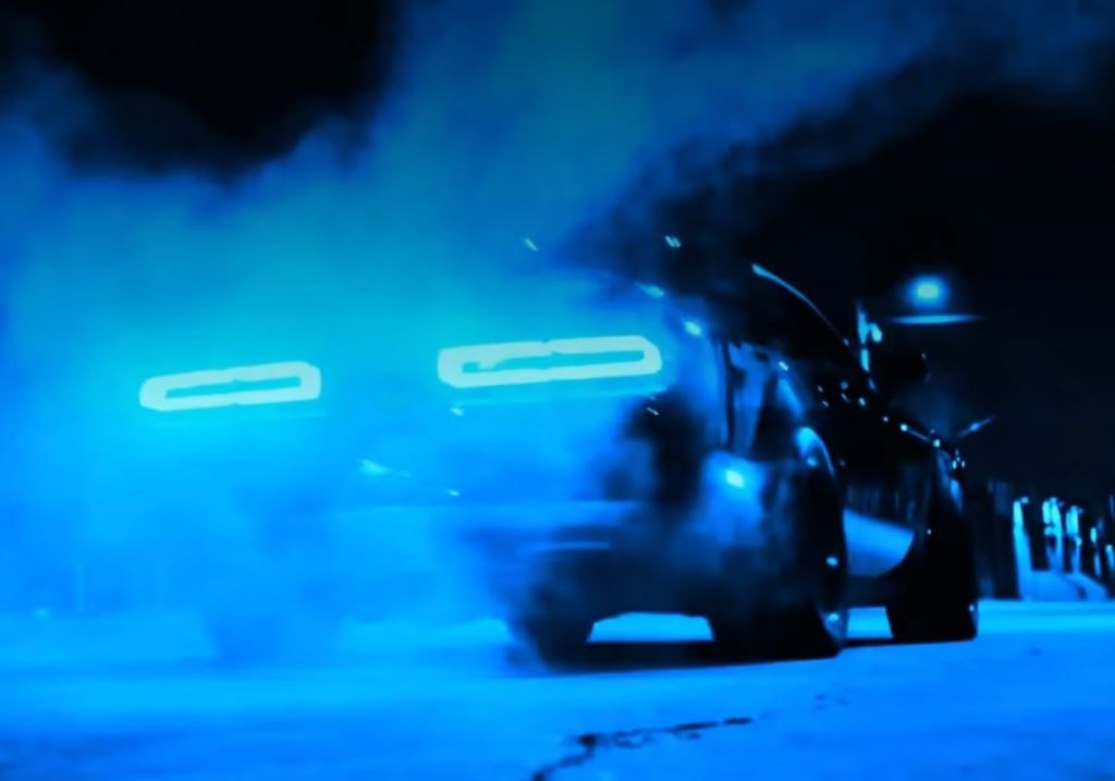 Dodge Challenger SRT dans une scène nocturne du clip Frozen on Fire de Madonna